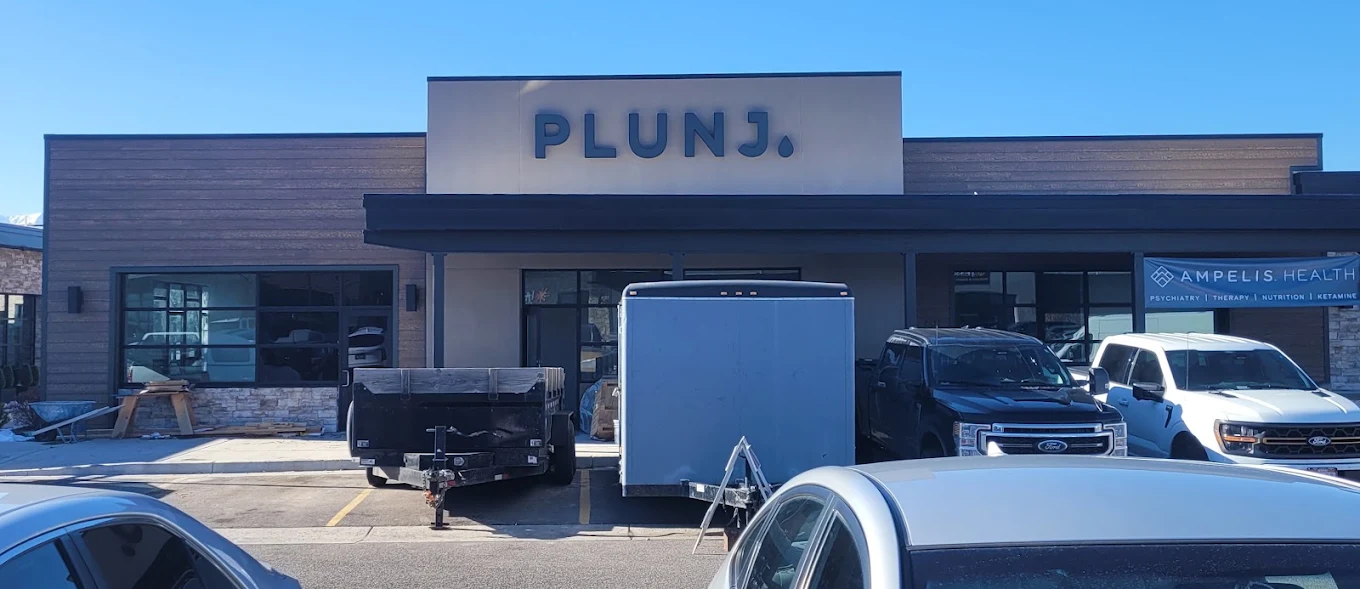 PLUNJ Logan exterior